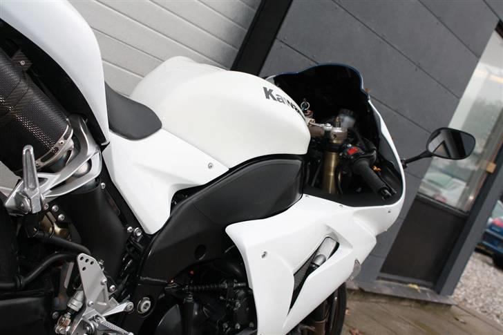 Kawasaki ZX10R Pearl White *SOLGT* - Effekten kan desværre ikke ses uden sollys.. billede 6