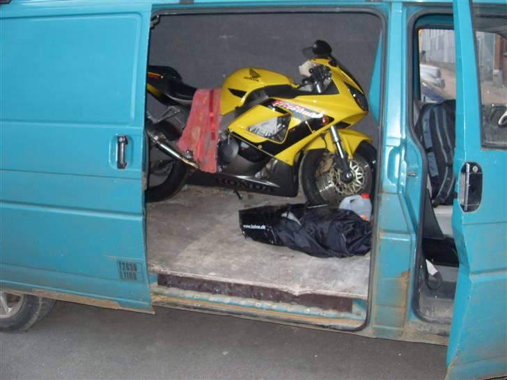 Honda CBR 900RR Fireblade - Så kom den op i transporteren, og turen gik tilbage fra Kbh. til Sønderjylland. billede 8