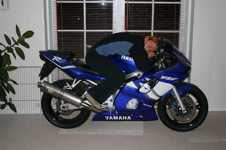 Yamaha R6 - Intet er sted er bedre at sove... :o) billede 16