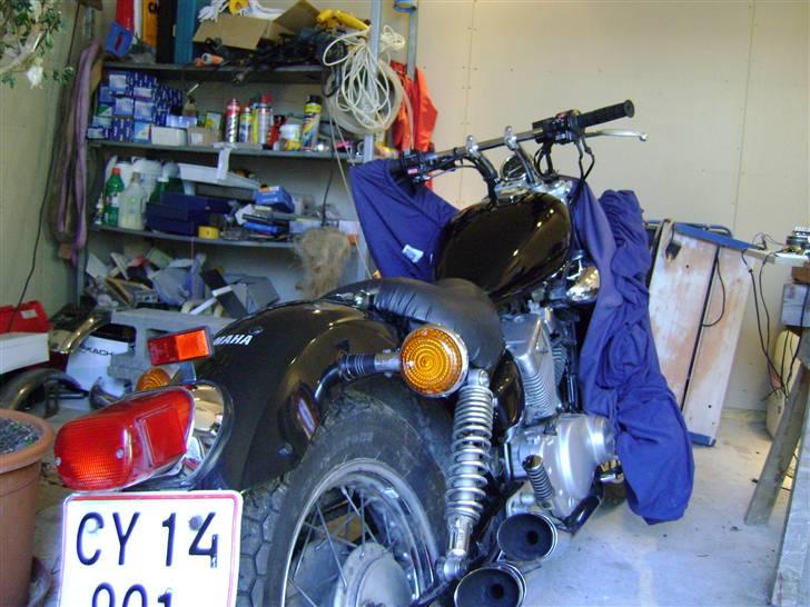 Yamaha XV Virago - Solgt - Vågner op af hi, klar til sæson ´09. Sissybaren og bagerste saddel er afmonteret for polering. billede 12