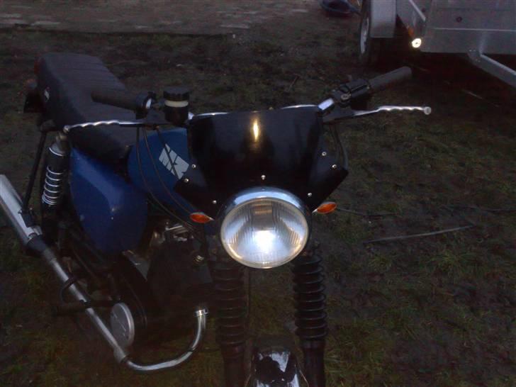 MZ etz150 - her kan man se den kåbe eller den lille vindskærem jeg har sat på jeg synes den klær den meget godt billede 5