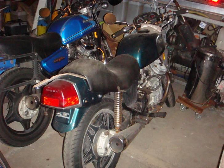 Honda                    CX 500 - min ved siden af min fars (den blå er hans) billede 10