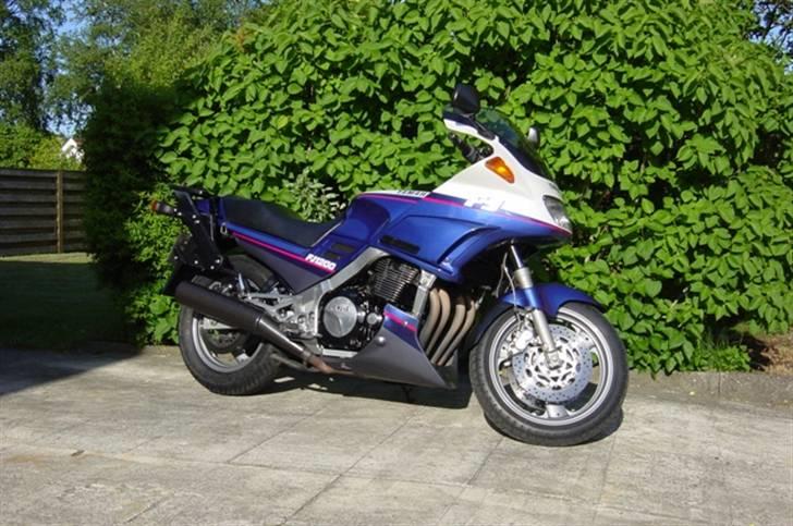 Yamaha FJ 1200 - FJeren hjemmme i indkørselen billede 1