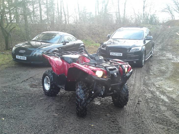 Yamaha Grizzly 700 cc SOLGT! - Min Yamaha Grizzly 700 og min Audi TT og de gamles Audi Q7. billede 1