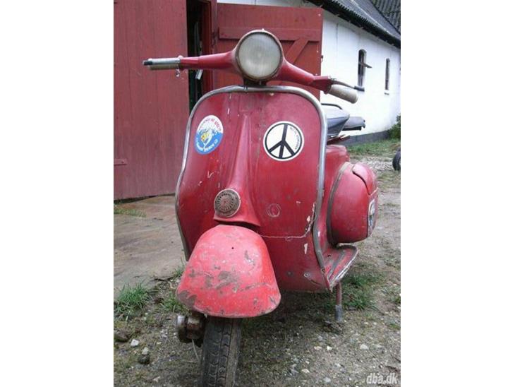 Vespa Popolino - Træt ser den ud..læg mærke til de gamle klistermærker (stop atomkraft, greenpeace m.m) I bedste 60´er stil. billede 1