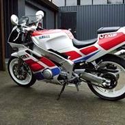 Yamaha FZR-R 400