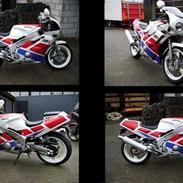 Yamaha FZR-R 400