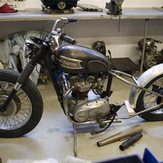 Triumph Hard Tail Chimp (Bobber) SOLGT