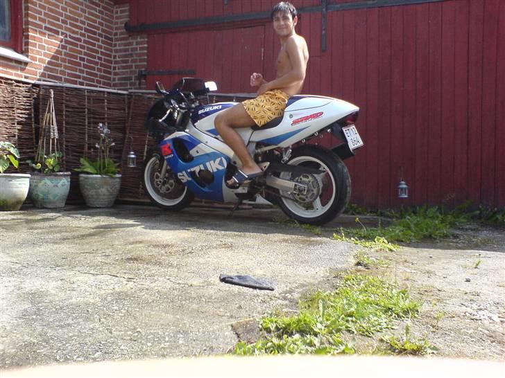 Suzuki GSX-R 600 [SOLGT] - Hvem gider køre med læder når vejret er godt :D ? Billedet er årgang ´05, og forestiller mig på min SRAD billede 11