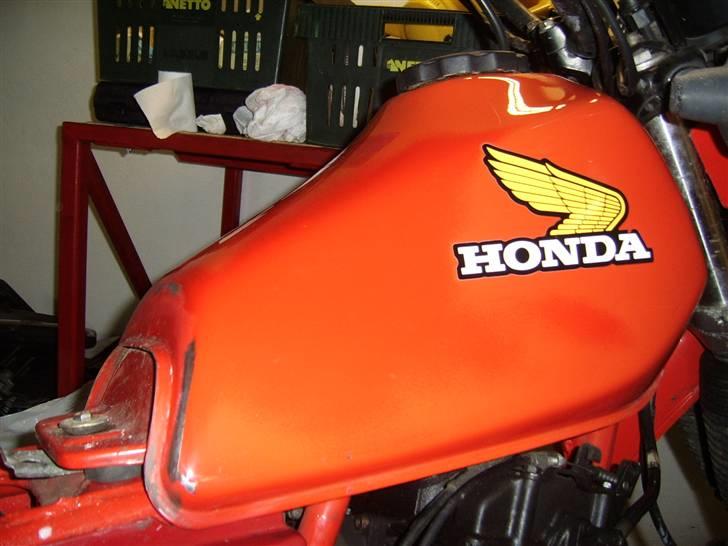 Honda XL 500 R Solgt - Er igang med at poler tanken billede 11