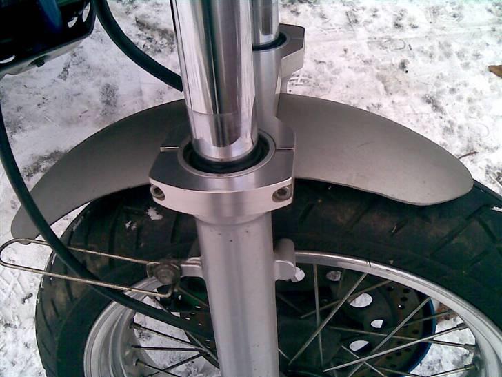 Suzuki DR 650 RSE - Ja noget skulle jo holde forskærmen HéHé.........er ret sikker på at forskærmen og stabilisatoren er hjemme-lavet billede 8