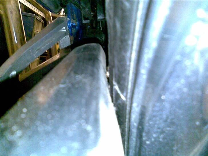 Suzuki DR 650 RSE - Igen et foto af afstanden mellem dæk og kædeskærm billede 17