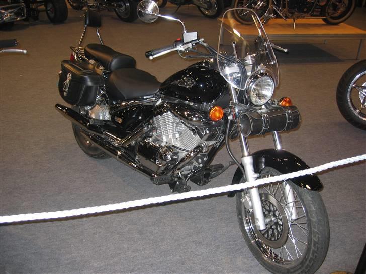 Suzuki 250 Intruder - Forever 2 wheels bikeshow billede 7