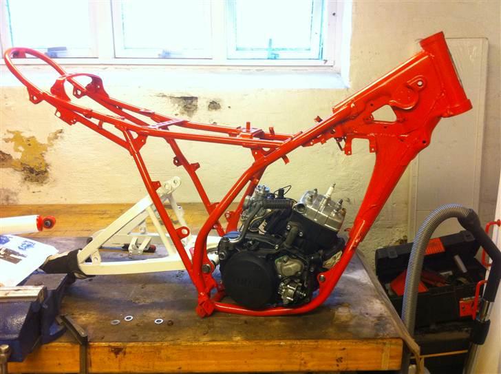 Yamaha DT 125 LC - Renoveret motor tilbage i stellet :-) (Afballanceret krumtap, nye lejer, nye simmeringe) billede 1