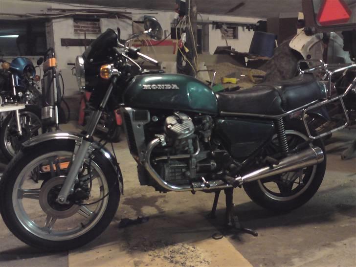 Honda                    CX 500 - blank køler og emblemer montret, det pynter alt sammen billede 13