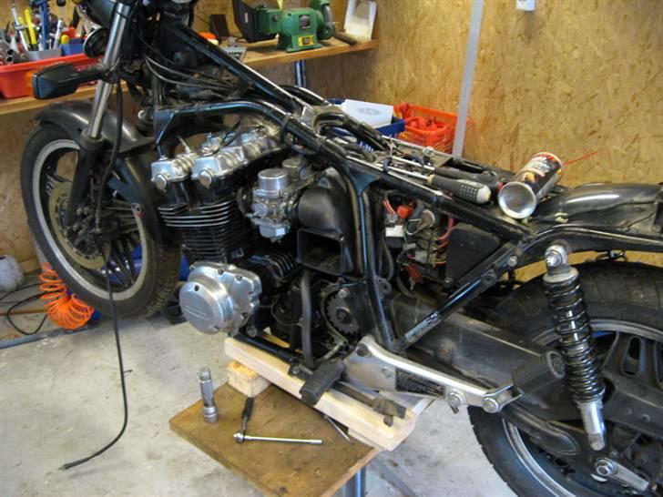 Honda CB 750 F Supersport - Motor og karbs lige smidt på.. efter en del forsøg. Tight fit billede 14