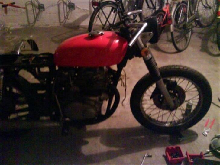 Honda CB 350 Twin Rat! - efter et par timer havde jeg fået vristet de meste overflødige af. ikke alle skruer var lige samarbejdsvillige... billede 3