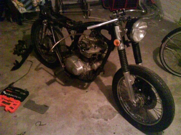 Honda CB 350 Twin Rat! - fik benene klaret op med sandpapir og gav fælgenb ståluld billede 8