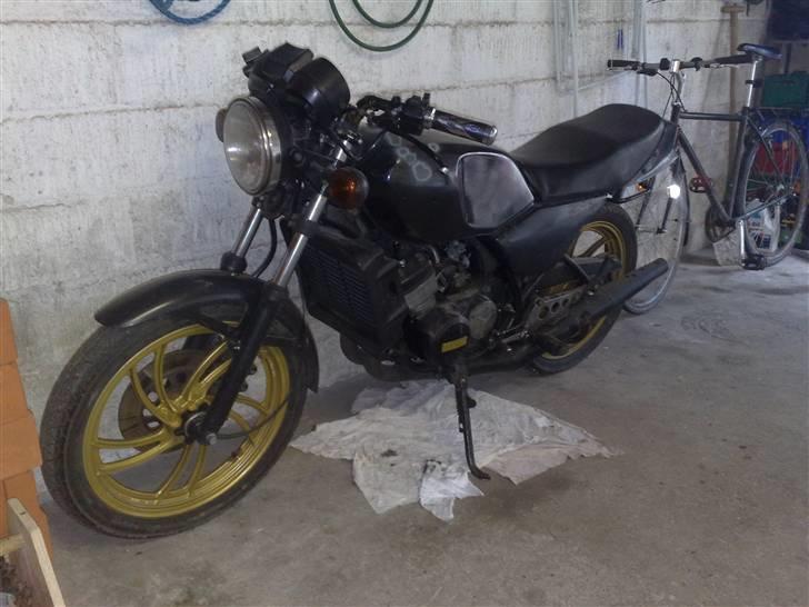Yamaha RD 250 LC (solgt) - hjemturen var lidt hård ved lakken så den fink en sjat zinkspray billede 5