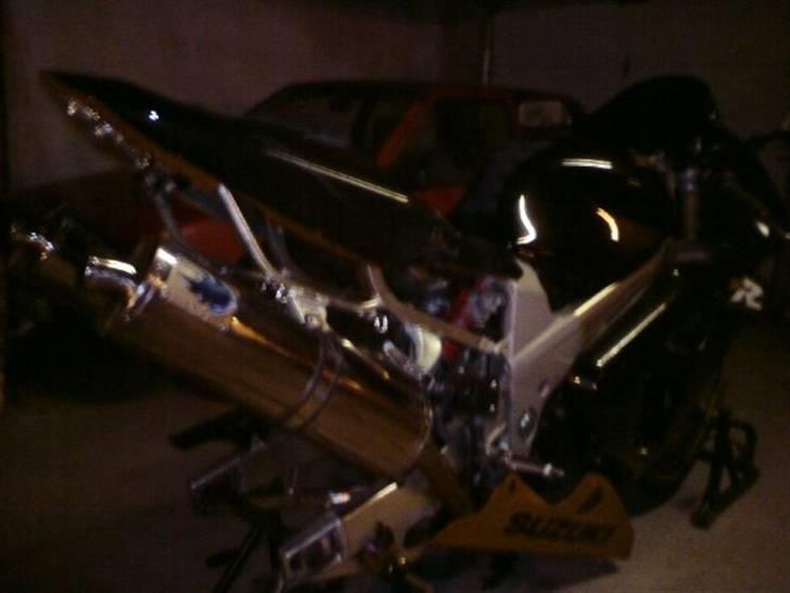 Suzuki TL1000R - Bagende lige kommet fra maler... Mangler lige det nye kædekit så skal det monteres så er cyklen sommer 09 klar ;) billede 7