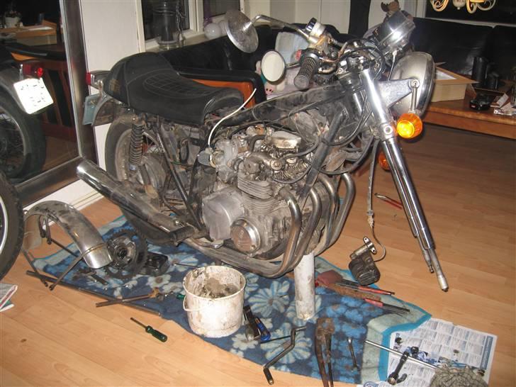 Honda CB 550 four - Husk nu lige og rådfør dig med konen, før du piller forgaflen fra hinanden i stuen:-) billede 10