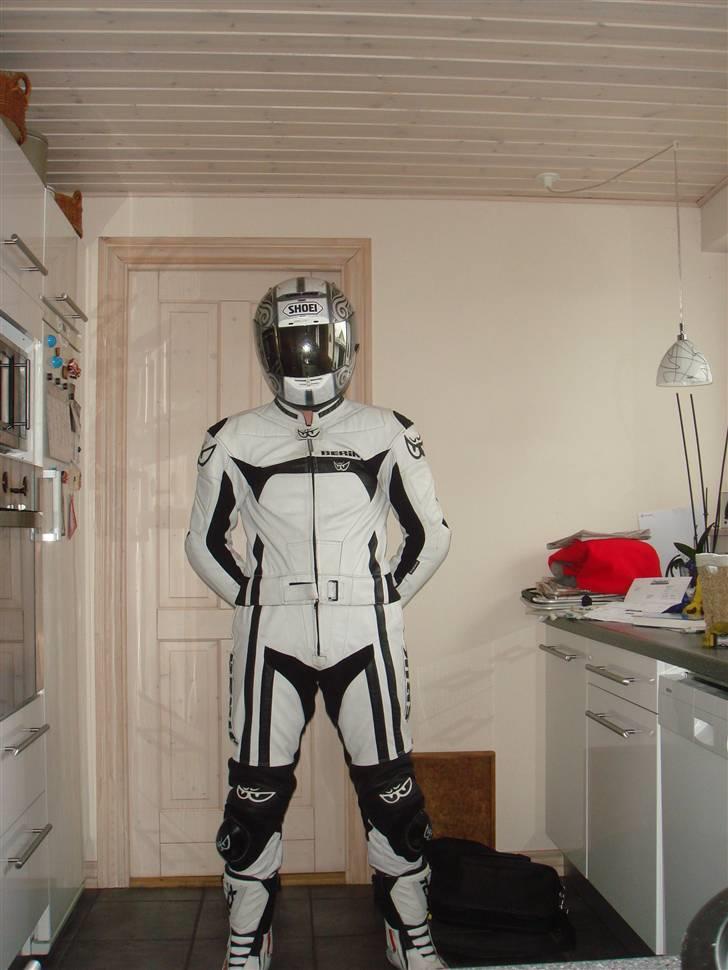 Suzuki Sv1000s K7 solgt - mig i dragten..  billede 8