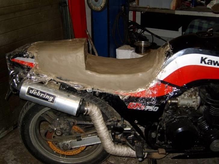 Kawasaki gpz 750 projekt  - er ved af lave formen til en mono sadel billede 6