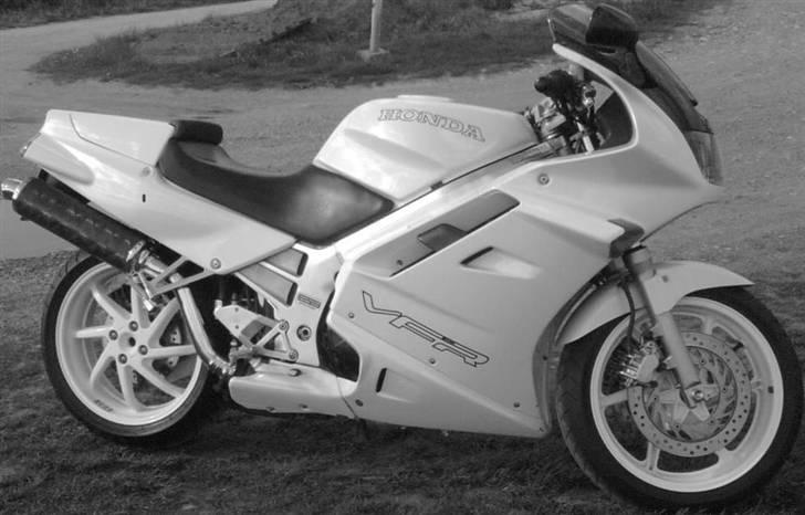 Honda VFR 750F [SOLGT] - Det grå sæde blev erstattet af den originale sorte, da det var for "fiset". Nu er der så et ekstra på lager... billede 1