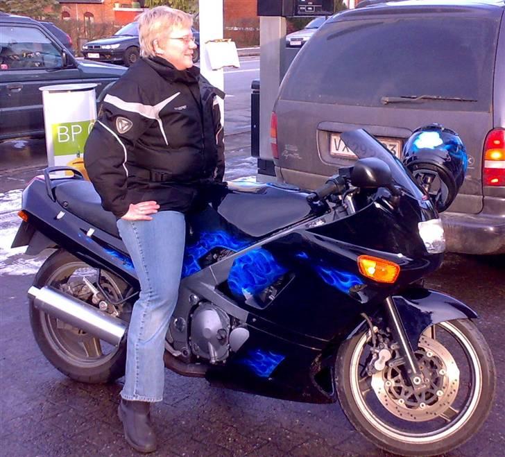 Kawasaki ZZR 600 - Det færdige resultat med den stolte ejer på. billede 1