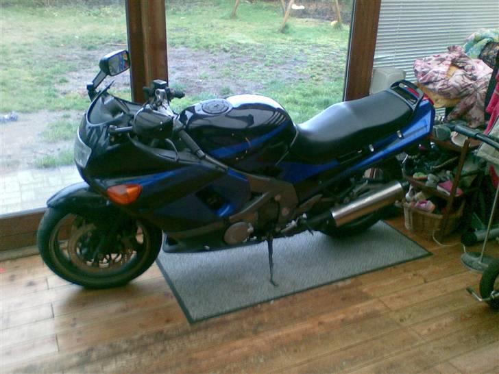 Kawasaki ZZR 600 - Mc´en lige kommet ind af døren med skader og det hele. billede 2