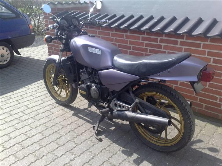 Yamaha RD 250 LC (solgt) - Så kom der en plov hjem til flaben, den kræver dog lidt tilasning billede 9