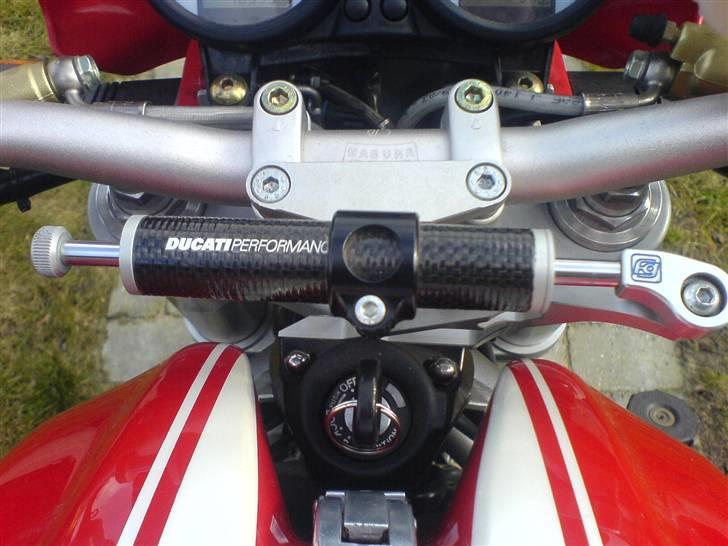 Ducati Monster S4R - Dejligt med en styrdæmper. billede 5