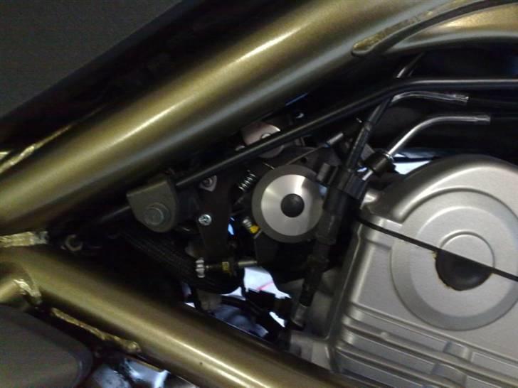 Kawasaki ER6N ABS (solgt) - Original aludæksel til gasspjældsaksel billede 18