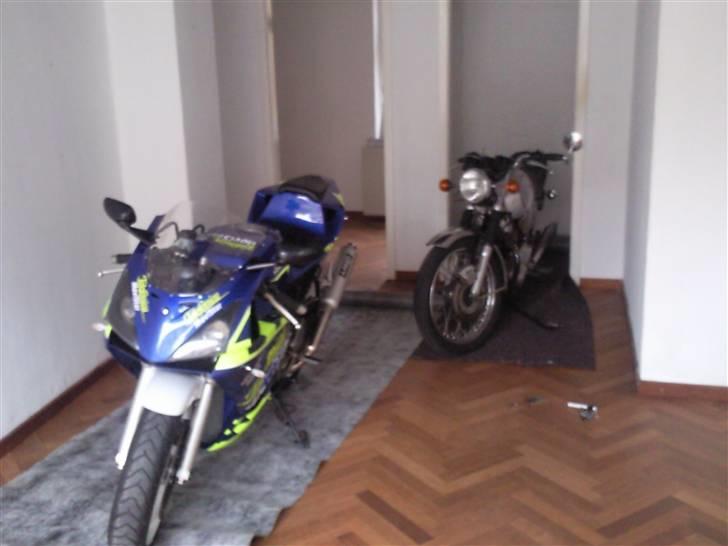 Honda VFR 400 R -solgt- - tja her står den jo fint med min fars norton :) billede 4