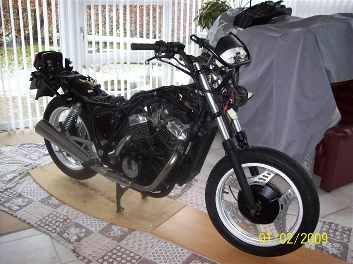 Honda VT 500 E (solgt marts 2013) - Udestue"værkstedet", med velvillig accept af fruen i huset. billede 6