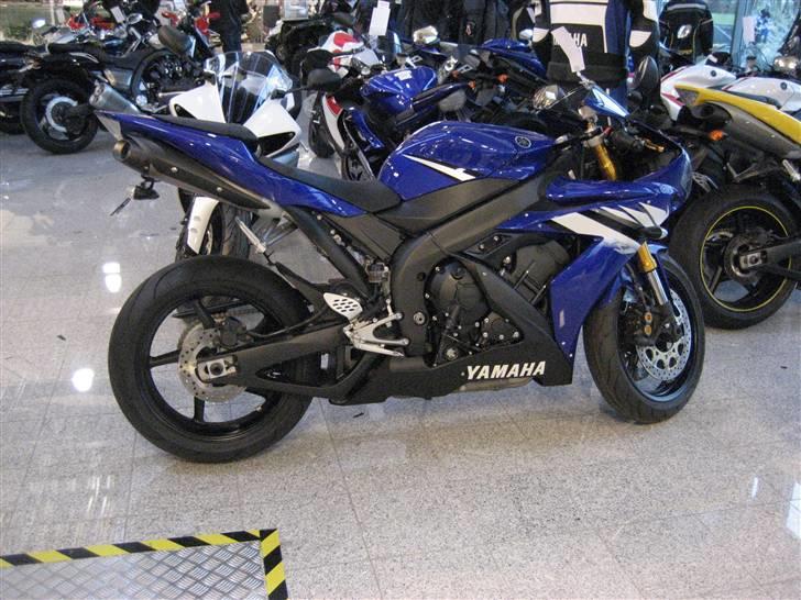 Yamaha YZF-R1 "Mr Blue" (solgt) - Drømmecyklen er i hus... hvad pokker skal man så gå og ønske sig nu? billede 2