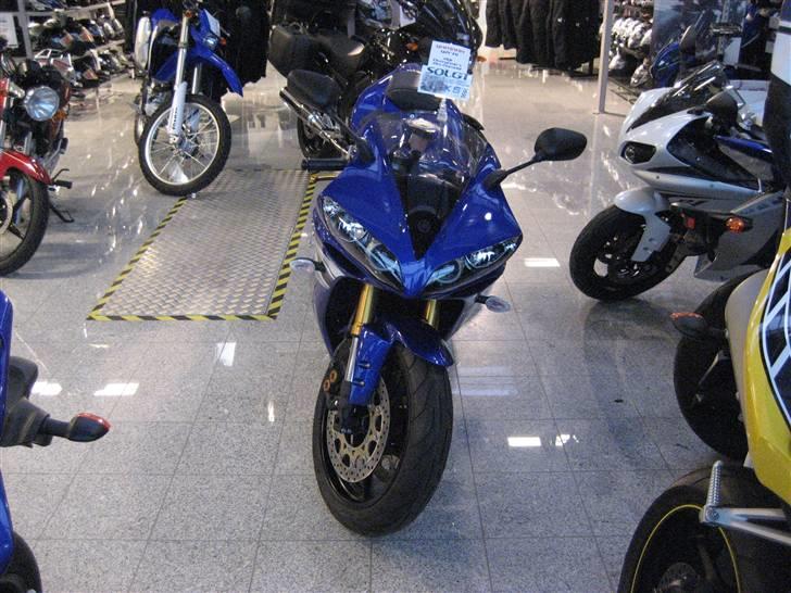 Yamaha YZF-R1 "Mr Blue" (solgt) - Købt og betalt (med lidt hjælp fra banken) d. 2/3-2009 hos KS-Motor i Vejle billede 4