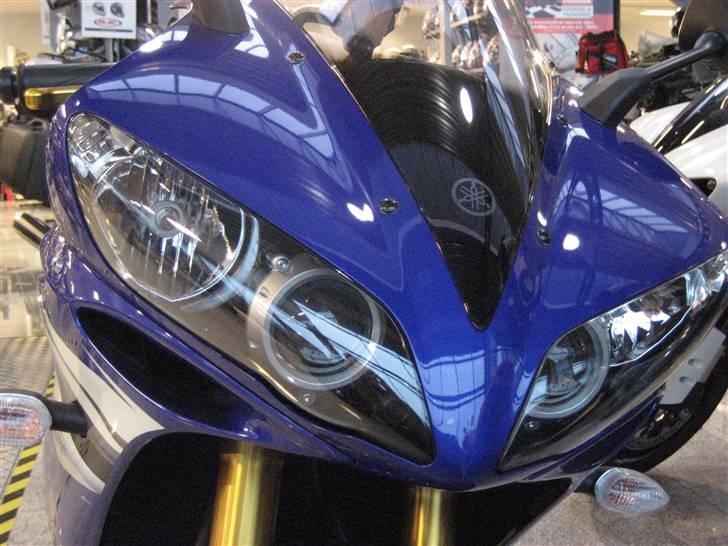 Yamaha YZF-R1 "Mr Blue" (solgt) - Fronten... kun synlig, når man holder stille hehe billede 12