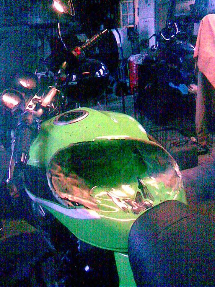 Kawasaki ZRX1200R - efter møde med et træ. - en hovedløs billist i min vejbane en tidlig morgen :-( billede 9