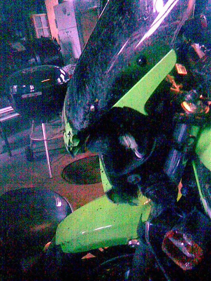Kawasaki ZRX1200R - efter møde med træ. En hovedløs billist i min vejbane en tidlig morgen :-( billede 10
