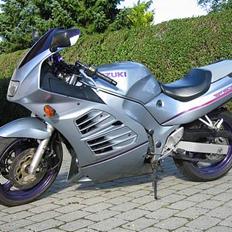 Suzuki RF 600