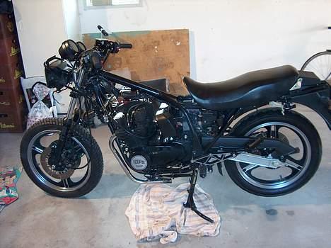 Kawasaki GPz 550 Uni-Track - Delvist samlet mc efter renovering. billede 3