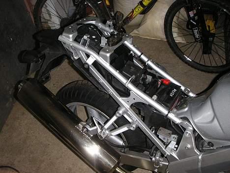 Suzuki SV650S k3 -[SOLGT]- - Montereing af undertail i fuld gang billede 12