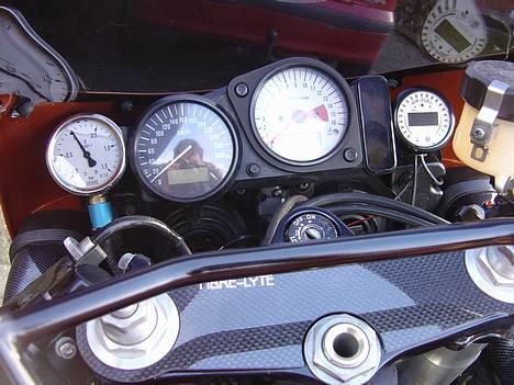 Suzuki GSXR 750 SRAD TURBO*SOLGT - Et lille diskret ladetryk ur ved siden af speedometeret... billede 6