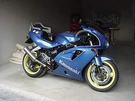Kawasaki ZXR750 - Bemærk støvsugerslangerne billede 2