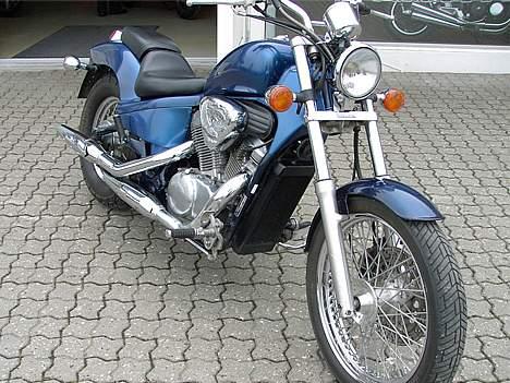 Honda VT600 Shadow - Billede fra forhandleren 2005. Maskinen er blevet gejlet en del siden. Nye billeder kommer snart på. billede 9