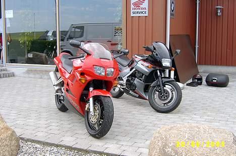 Honda VFR 750 F (Vejle) - Ude ved forhandleren for at bytte min gode gamle gpz. 500. ud med en vfr. 750 billede 3