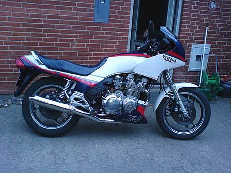 Yamaha XJ900F - 19. Juni 2006 : Så kom de nye Vampire potter på. Lækker lyd, og så skal vi en tur på rullefelt, og evt. ha´den dyset om :o) - og så er de TüV godkendt billede 1