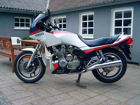 Yamaha XJ900F - Her er den så uden tasker - men med nummerplade :-) billede 2