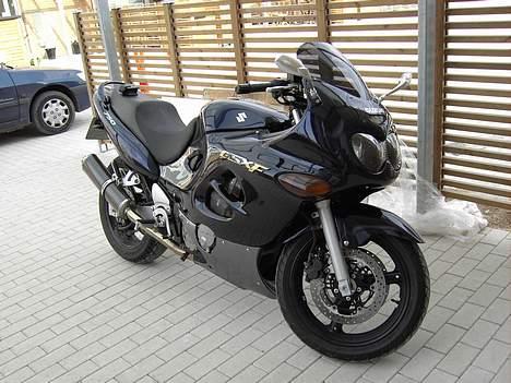 Suzuki GSX 750 F - Cyklen i dens flotte helhed billede 9
